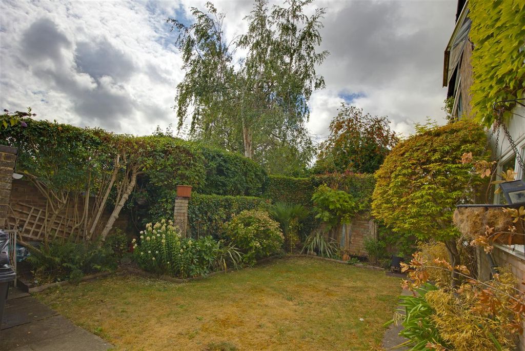 Property photo 3 of 19 Front Garden