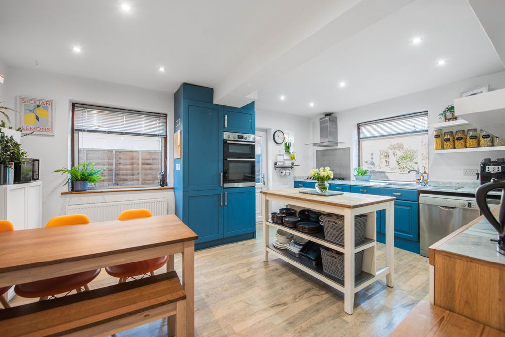 Property photo 2 of 20