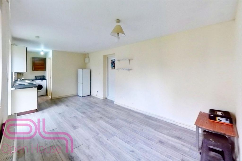 Property photo 2 of 3 Bedroom Living.Jpg