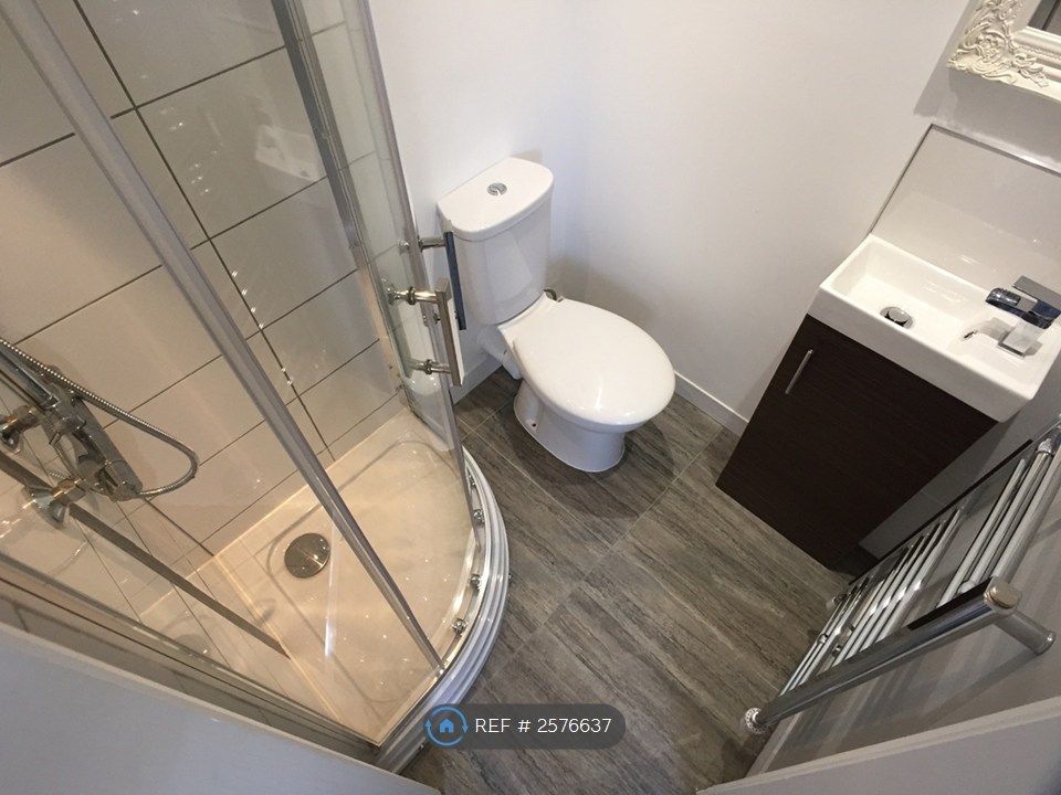Property photo 2 of 7 En Suite Of Similar Size And Layout