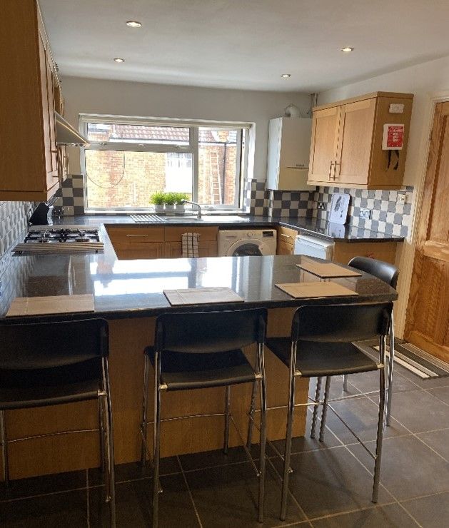 Property photo 3 of 10 Kitchen