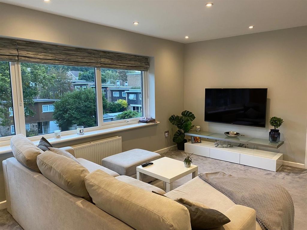 Property photo 3 of 9 01923 228822