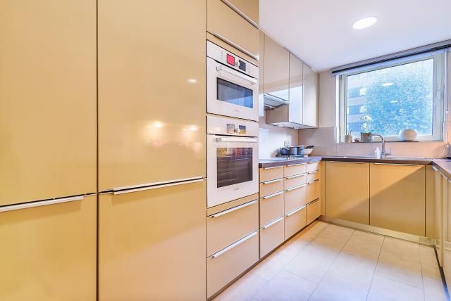Property photo 2 of 10 Kitchen
