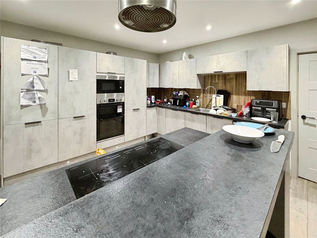 Property photo 2 of 19 Kitchen