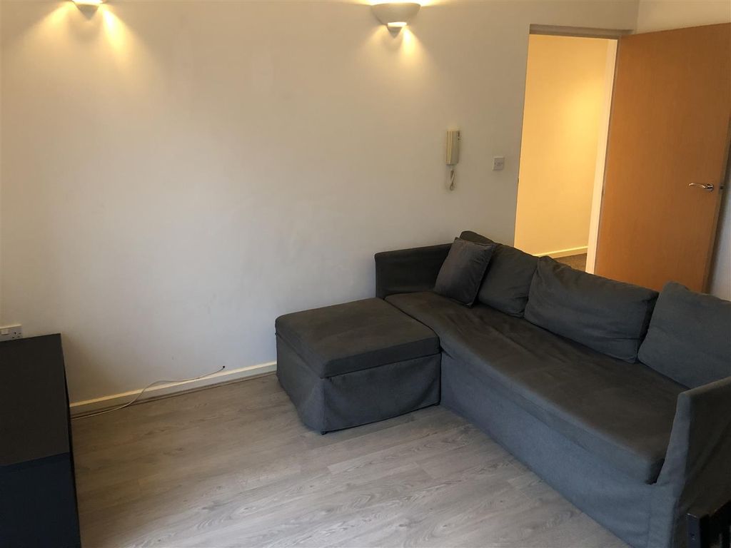 Property photo 3 of 11 Living Room