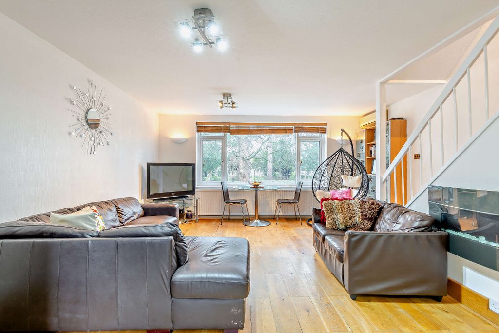 Property photo 3 of 19 8544277-Interior08-800