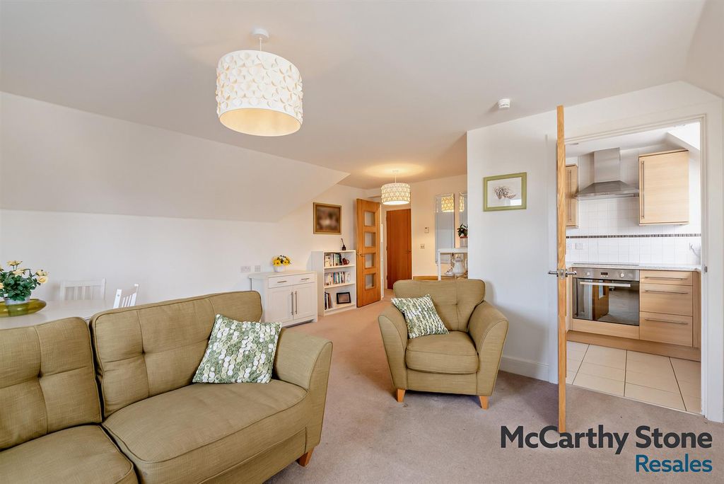 Property photo 3 of 12 8680800-Interior09-800.Jpg