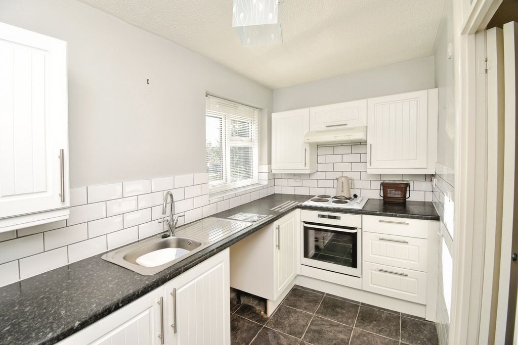 Property photo 3 of 17 Kitchen