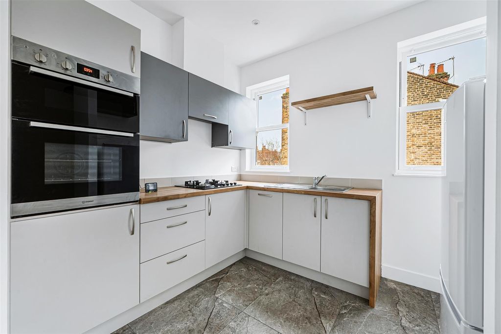 Property photo 2 of 12 73A Southfield Road-5.Jpg