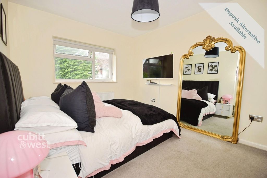 Property photo 3 of 10 Bedroom