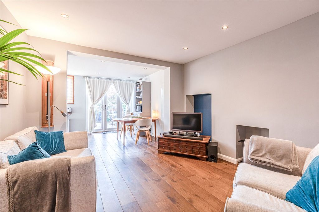 Property photo 2 of 31 Sitting Room