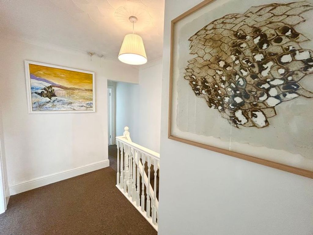 Property photo 2 of 8 A Bright And Clean Hallway Featuring Artistic Deco...