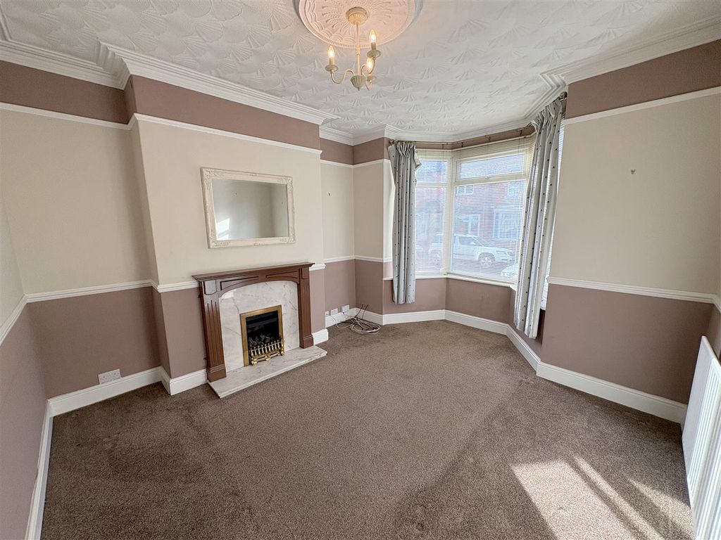 Property photo 2 of 15 Lounge