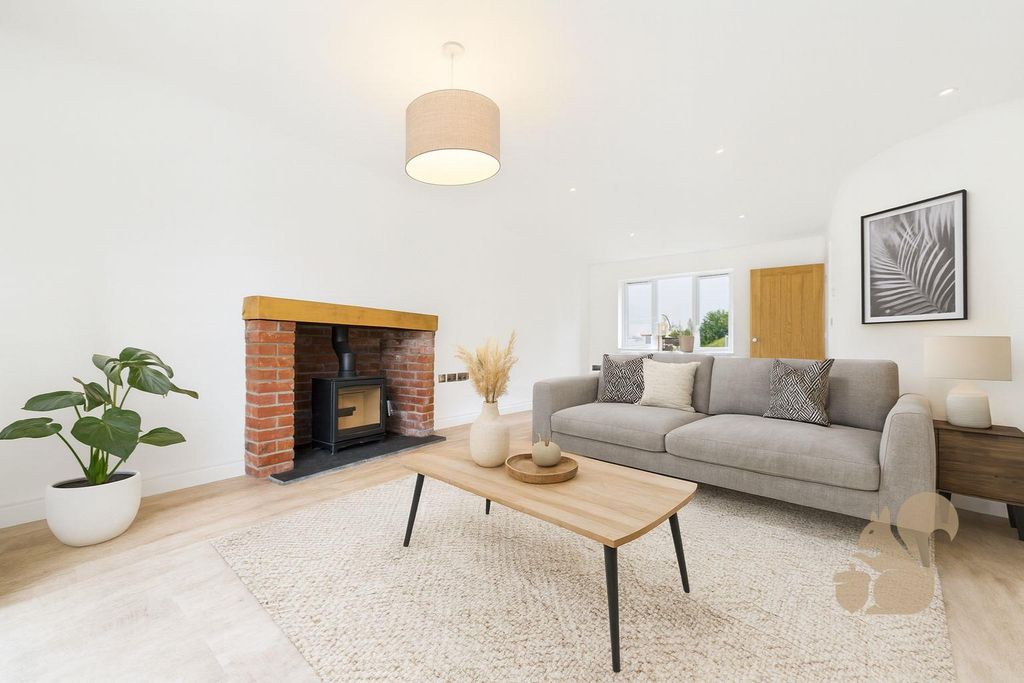 Property photo 2 of 16 Lounge - Semper House.Jpg