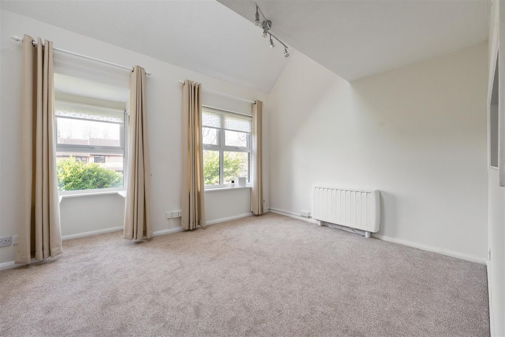 Property photo 2 of 20 Hermon Hill,E11