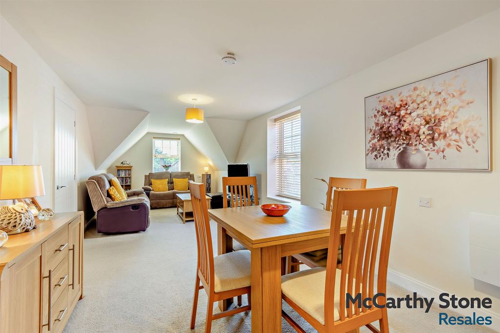 Property photo 2 of 27 8689946-Interior10-800.Jpg