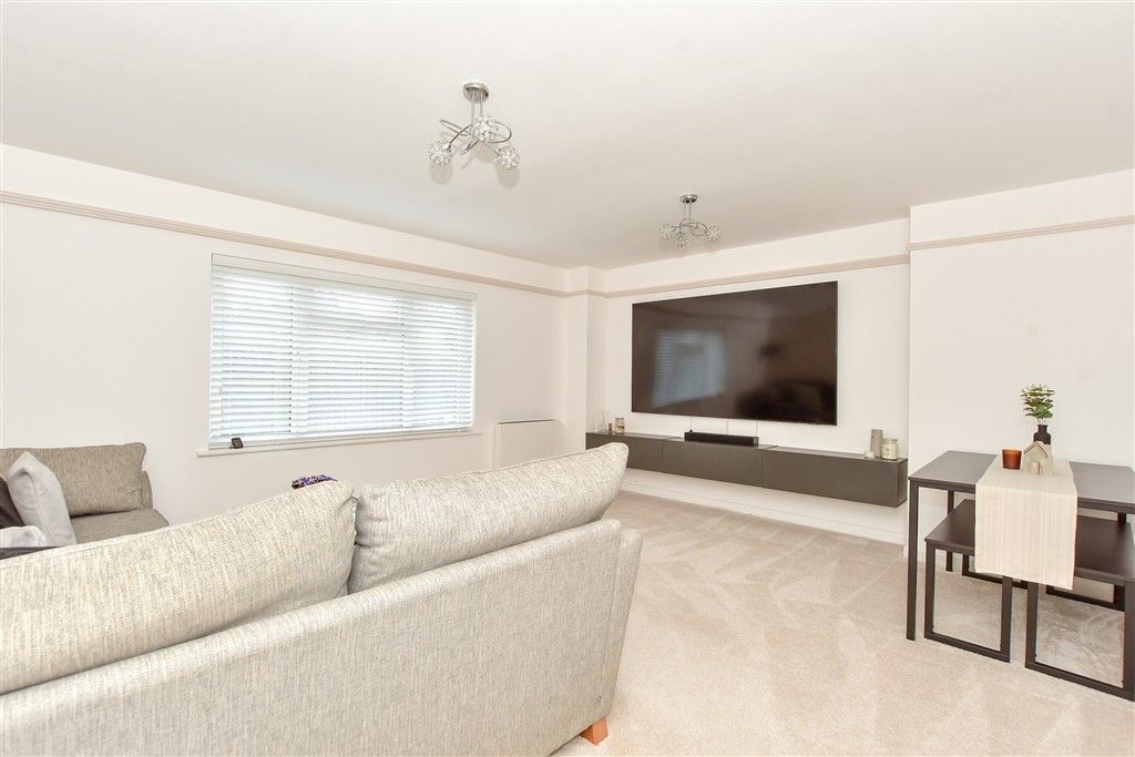 Property photo 3 of 8 Lounge