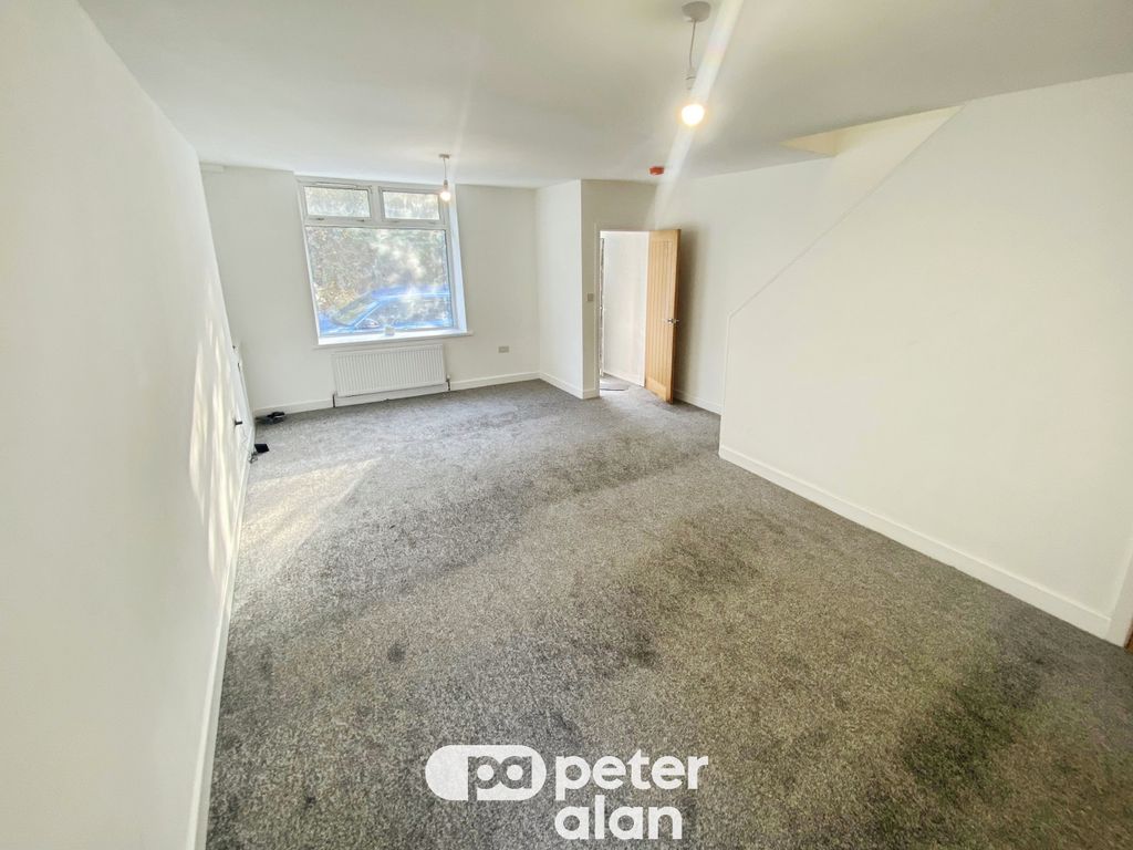 Property photo 1 of 6 Living Room