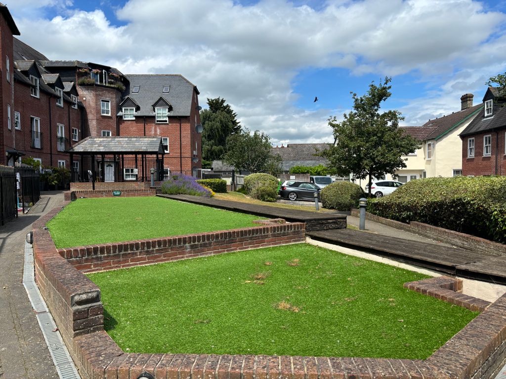 Property photo 1 of 24 Communal Gardens