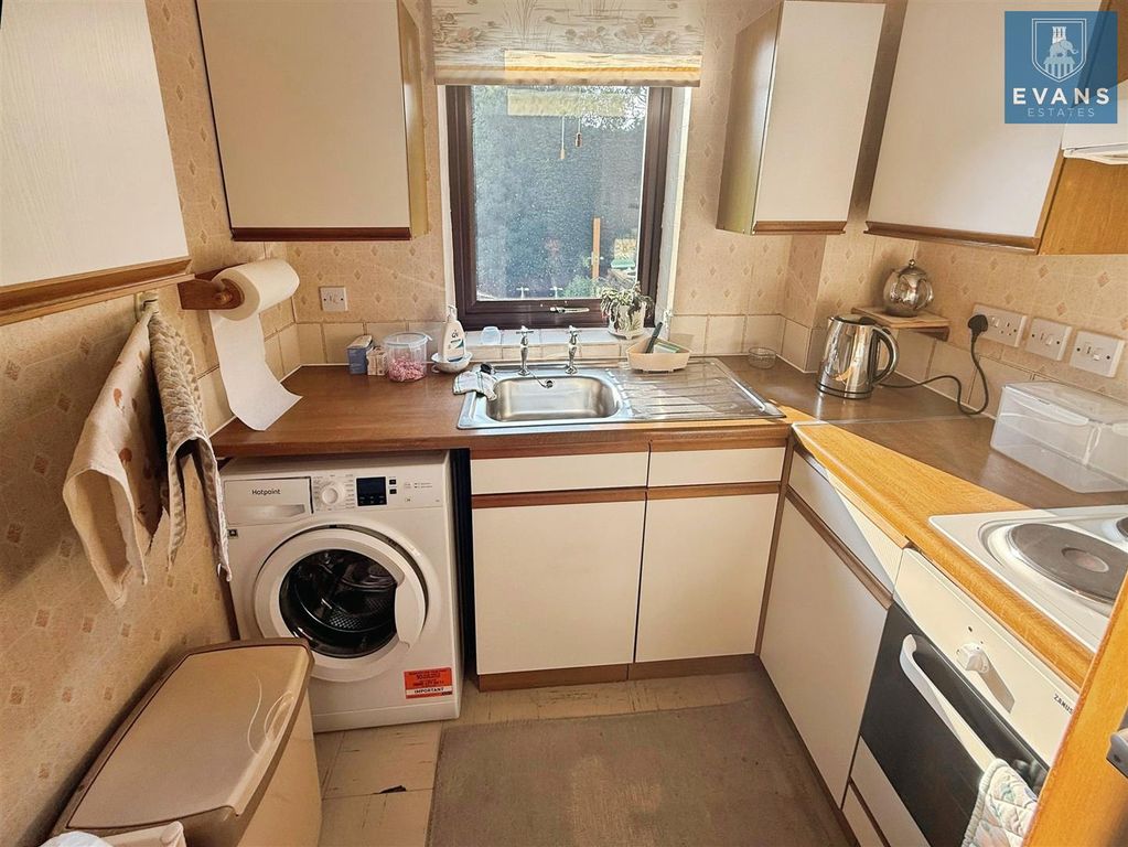 Property photo 3 of 7 Kitchen