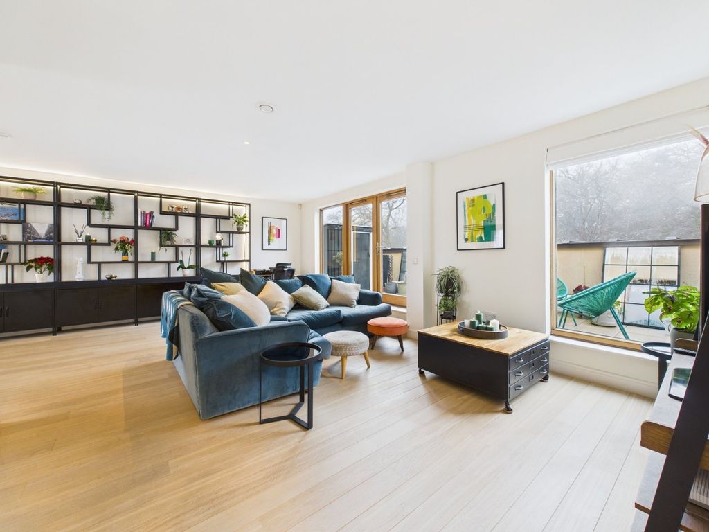 Property photo 3 of 16 Sitting Area