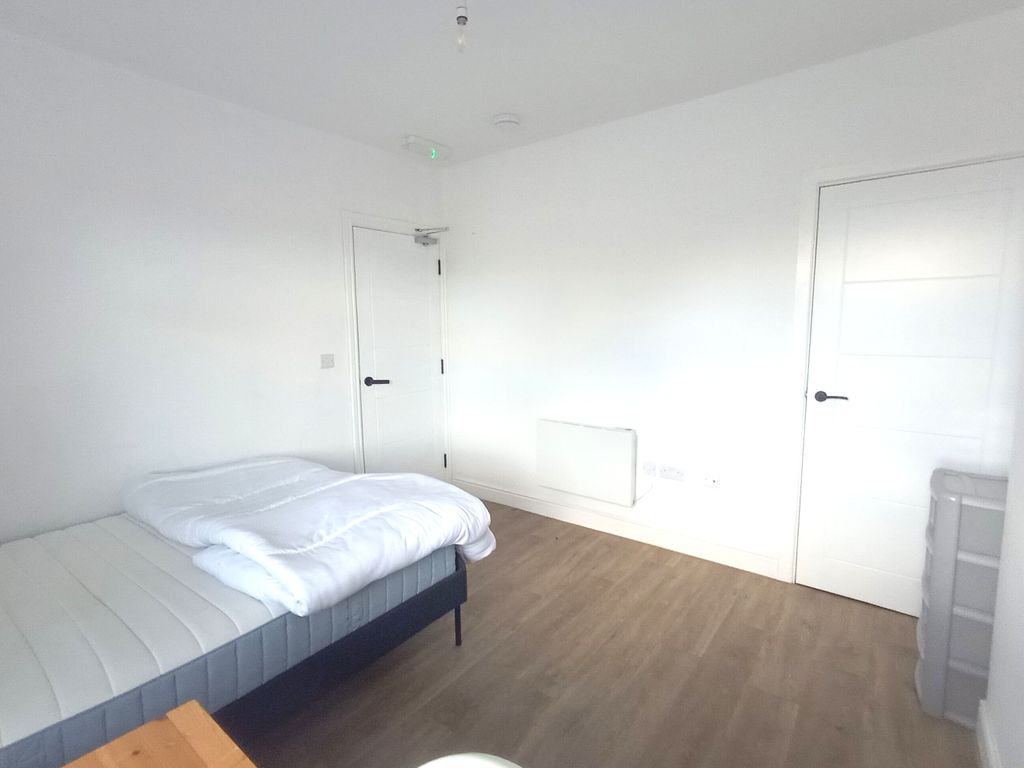 Property photo 2 of 6 Bed 2