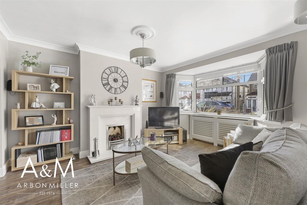 Property photo 2 of 30 Through Lounge