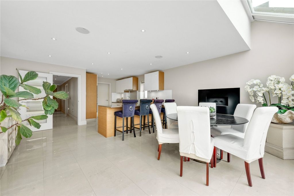 Property photo 3 of 20 Kitchen/Dining Room
