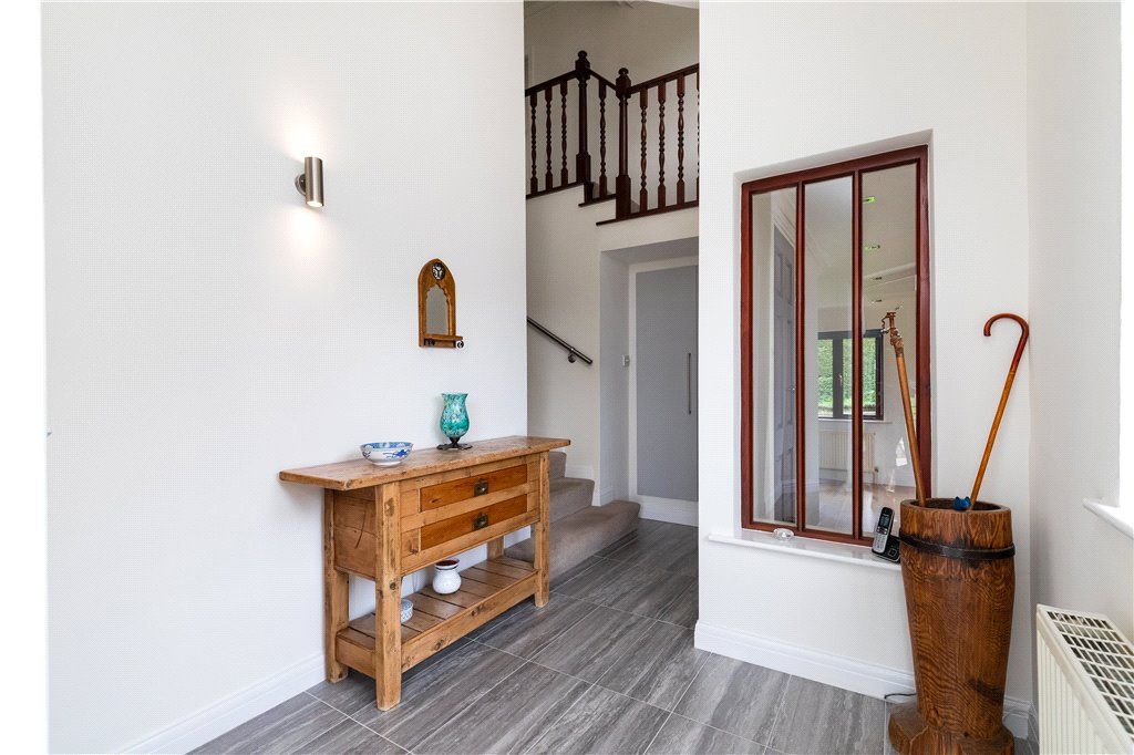 Property photo 3 of 31 Entrance Hall