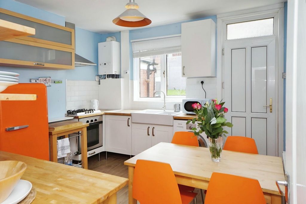 Property photo 3 of 10 Kitchen