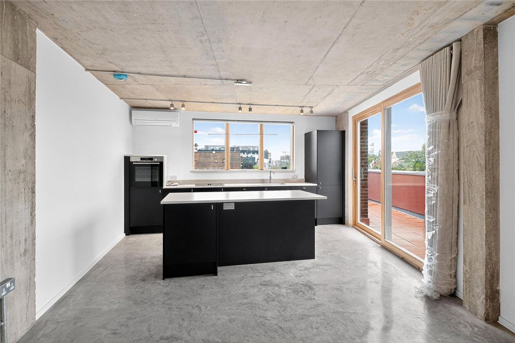 Property photo 3 of 20 Kitchen