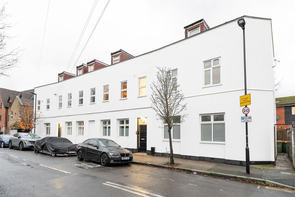 Property photo 1 of 14 Cemetery Road, E7