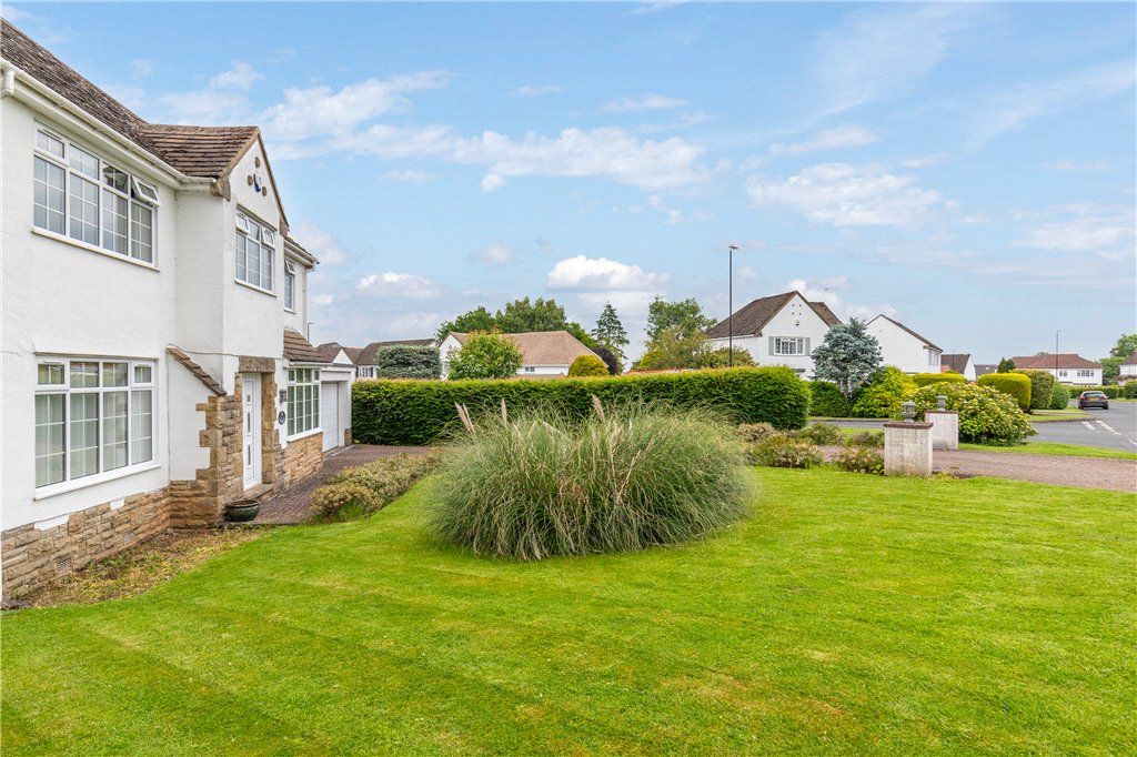 Property photo 2 of 19 Front Gardens