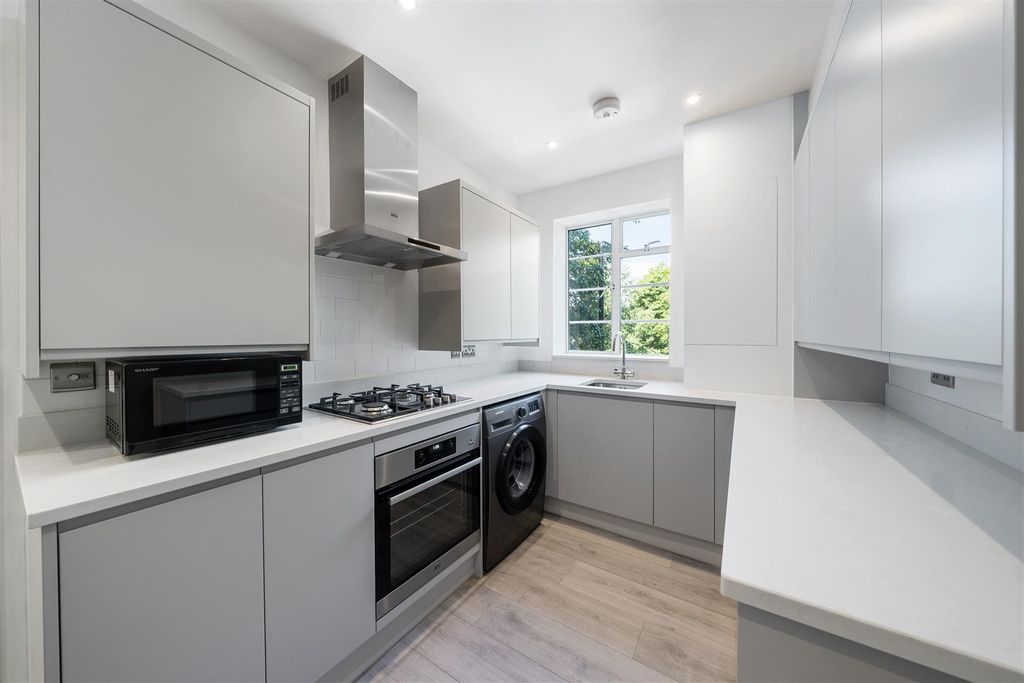 Property photo 3 of 12 Flat 27, Hamilton Court W9 1Qr-No Watermark-5.Jpg
