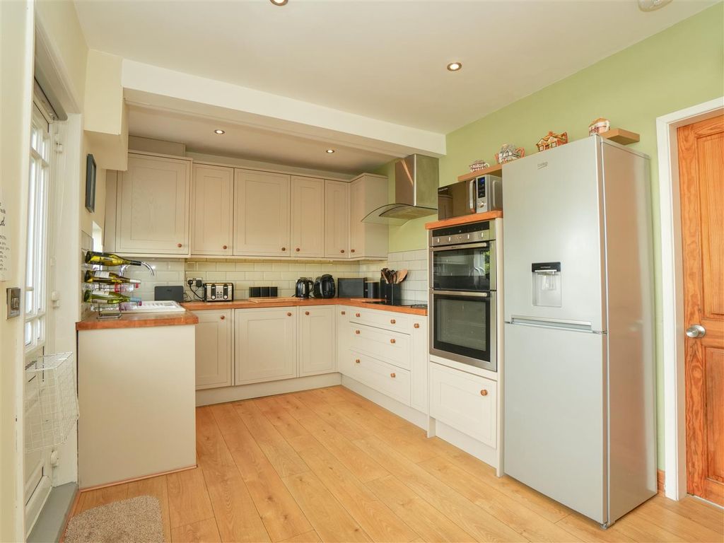 Property photo 3 of 22 Dining Kitchen