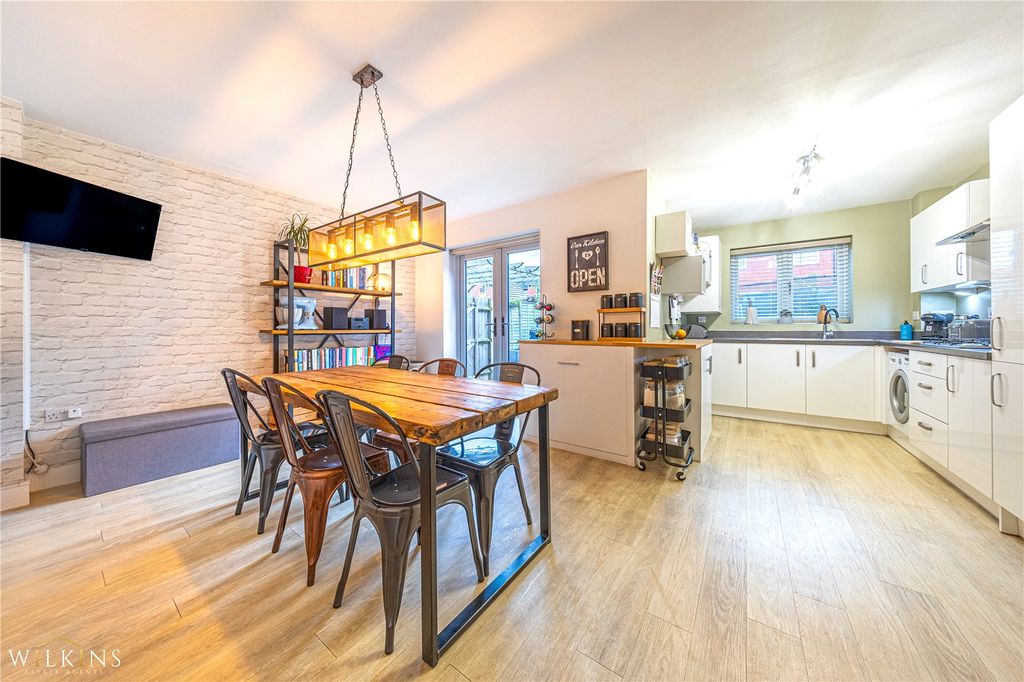 Property photo 2 of 37 Picture No. 11