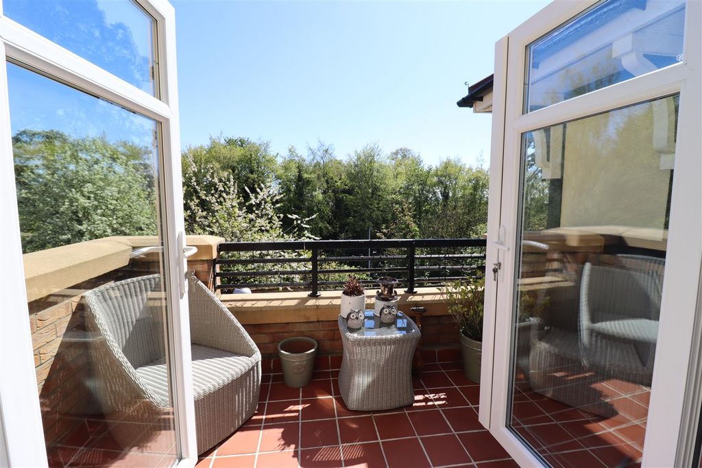 Property photo 3 of 19 Lounge