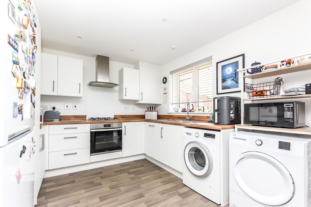 Property photo 2 of 11 Kitchen