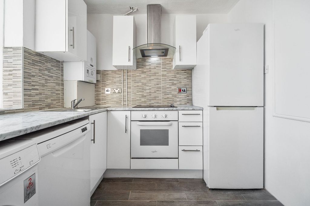 Property photo 1 of 11 Kitchen