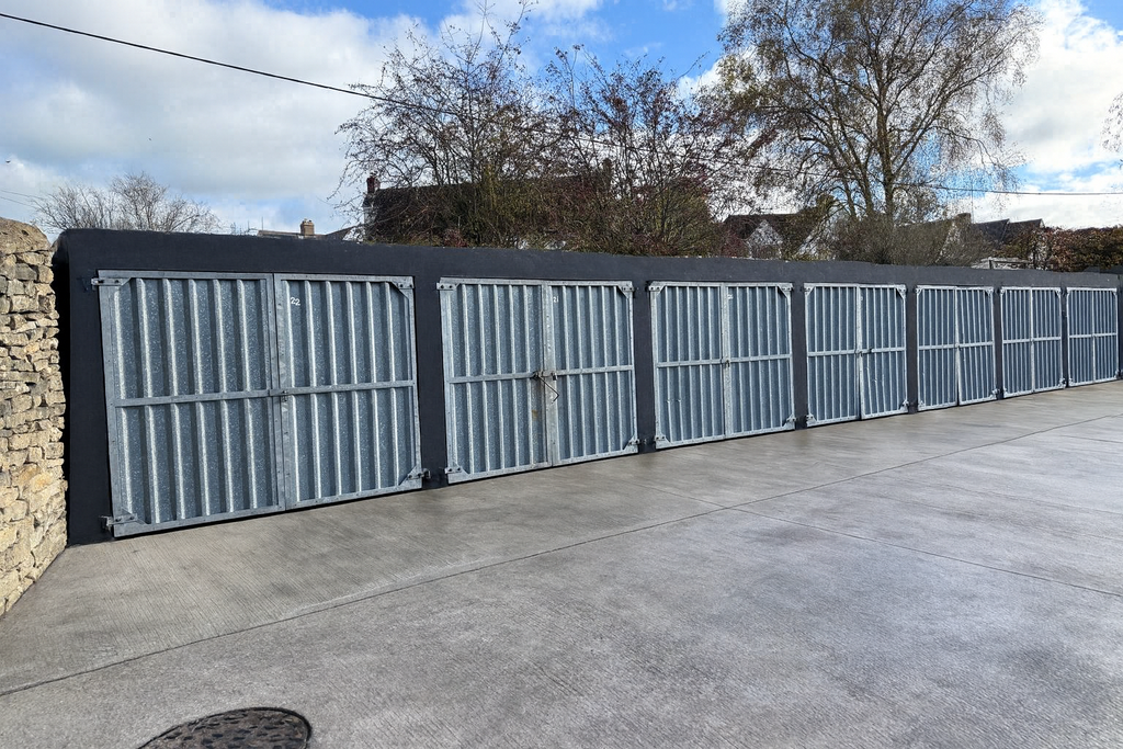 Property photo 1 of 2 Garages