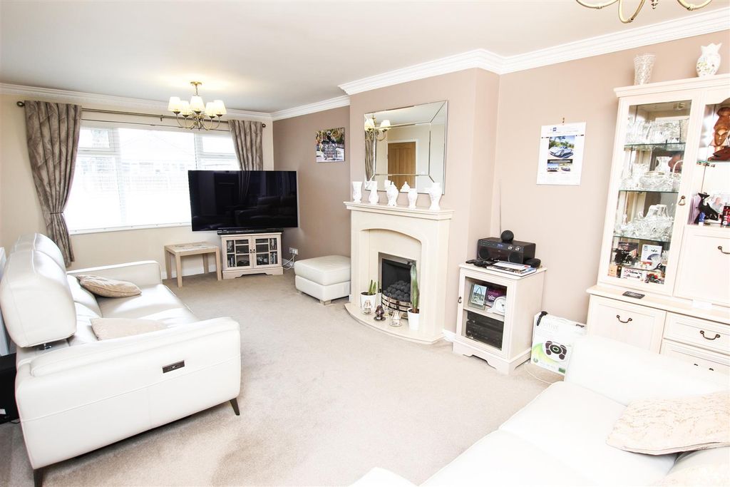 Property photo 3 of 18 Lounge