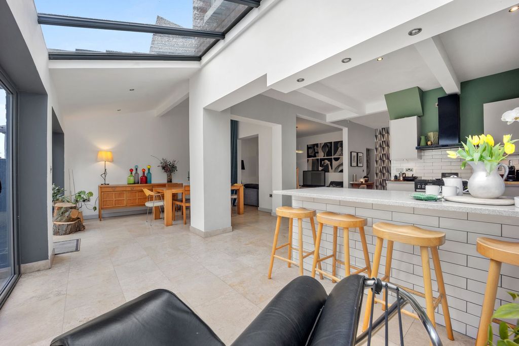 Property photo 3 of 60