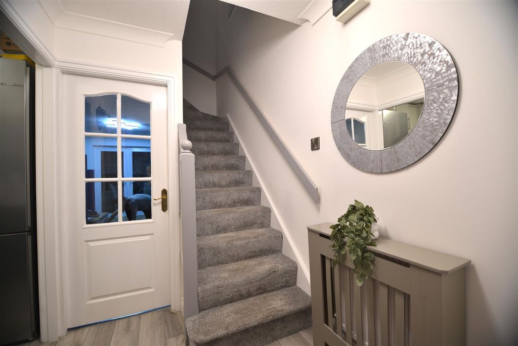 Property photo 2 of 24 Hall 01.Jpg