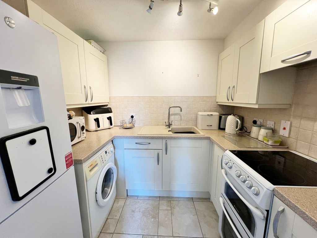 Property photo 2 of 10 Kitchen