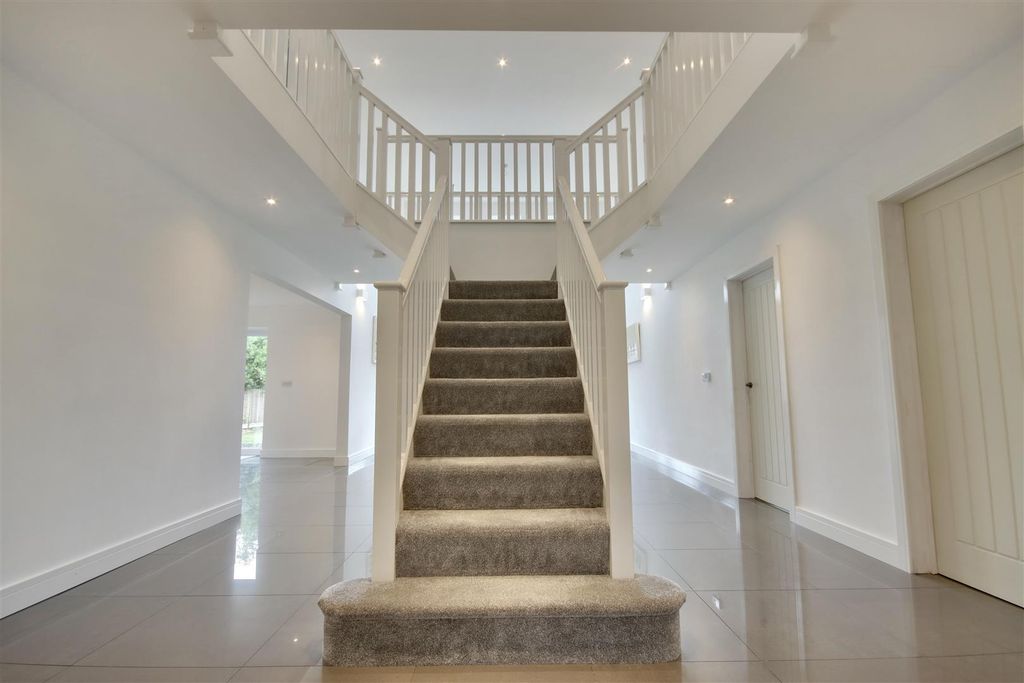 Property photo 2 of 21 Entrance Hall