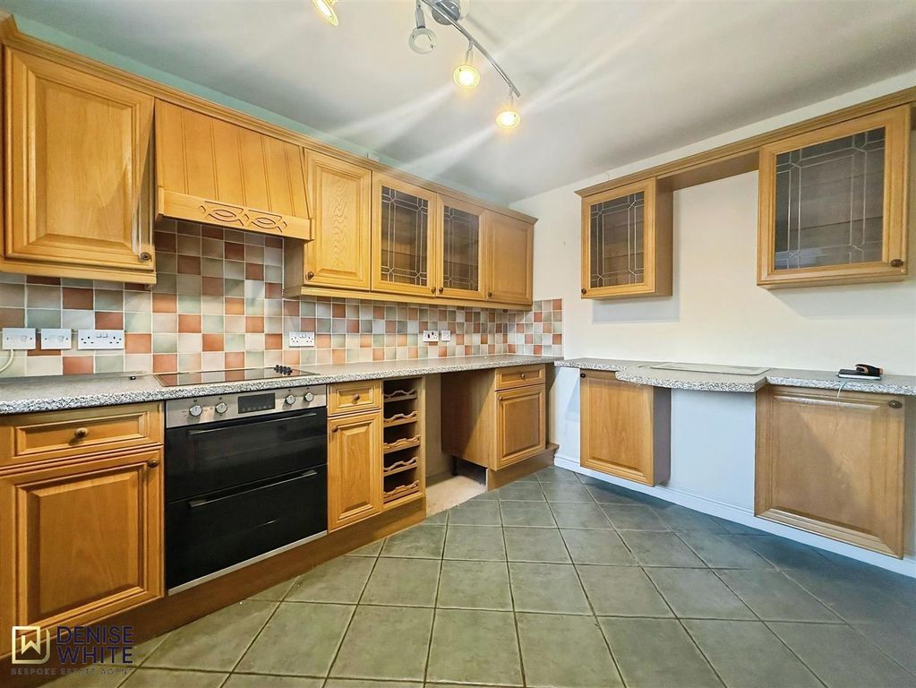 Property photo 3 of 21 Kitchen