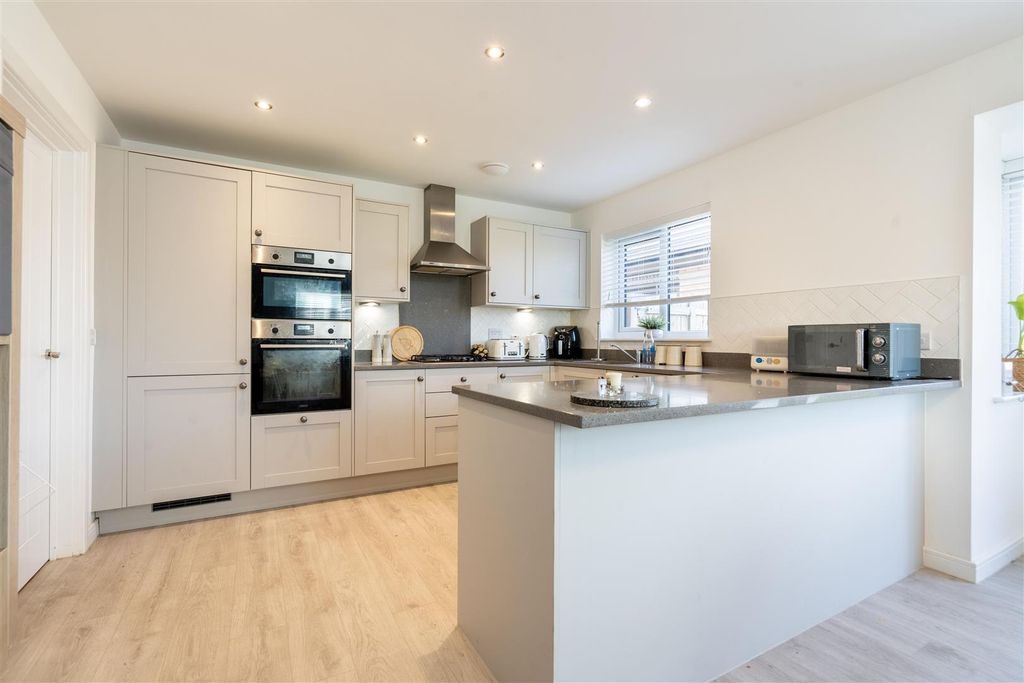 Property photo 3 of 12 Kitchen / Diner
