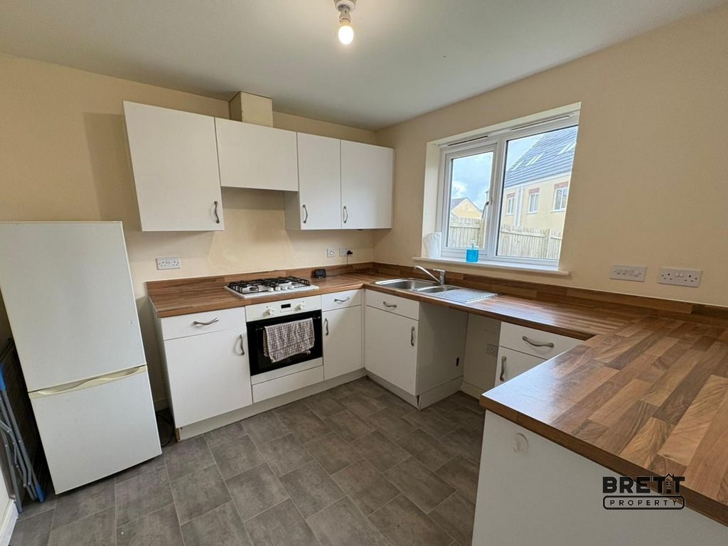 Property photo 3 of 11 Kitchen