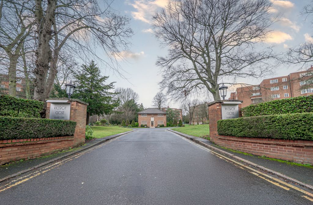 Property photo 1 of 27 70 Viceroy Close00028