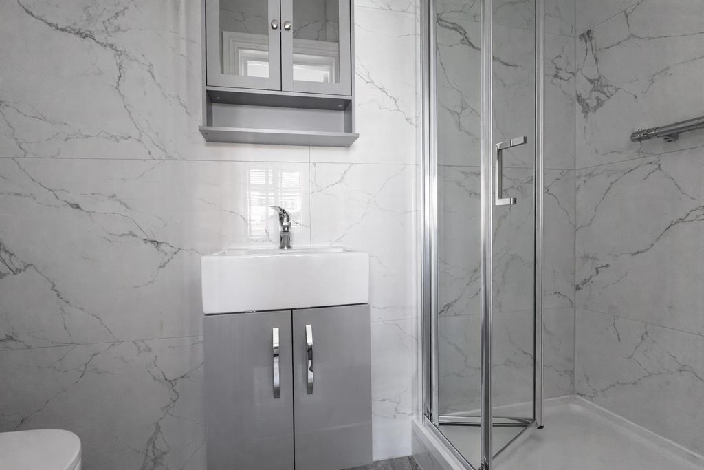 Property photo 3 of 5 En-Suite Bathroom